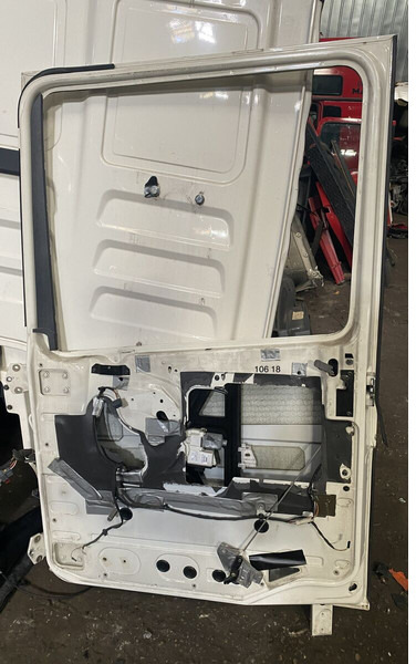 DAF XF - Puerta y piezas: foto 3 DAF XF - Puerta y piezas: foto 3