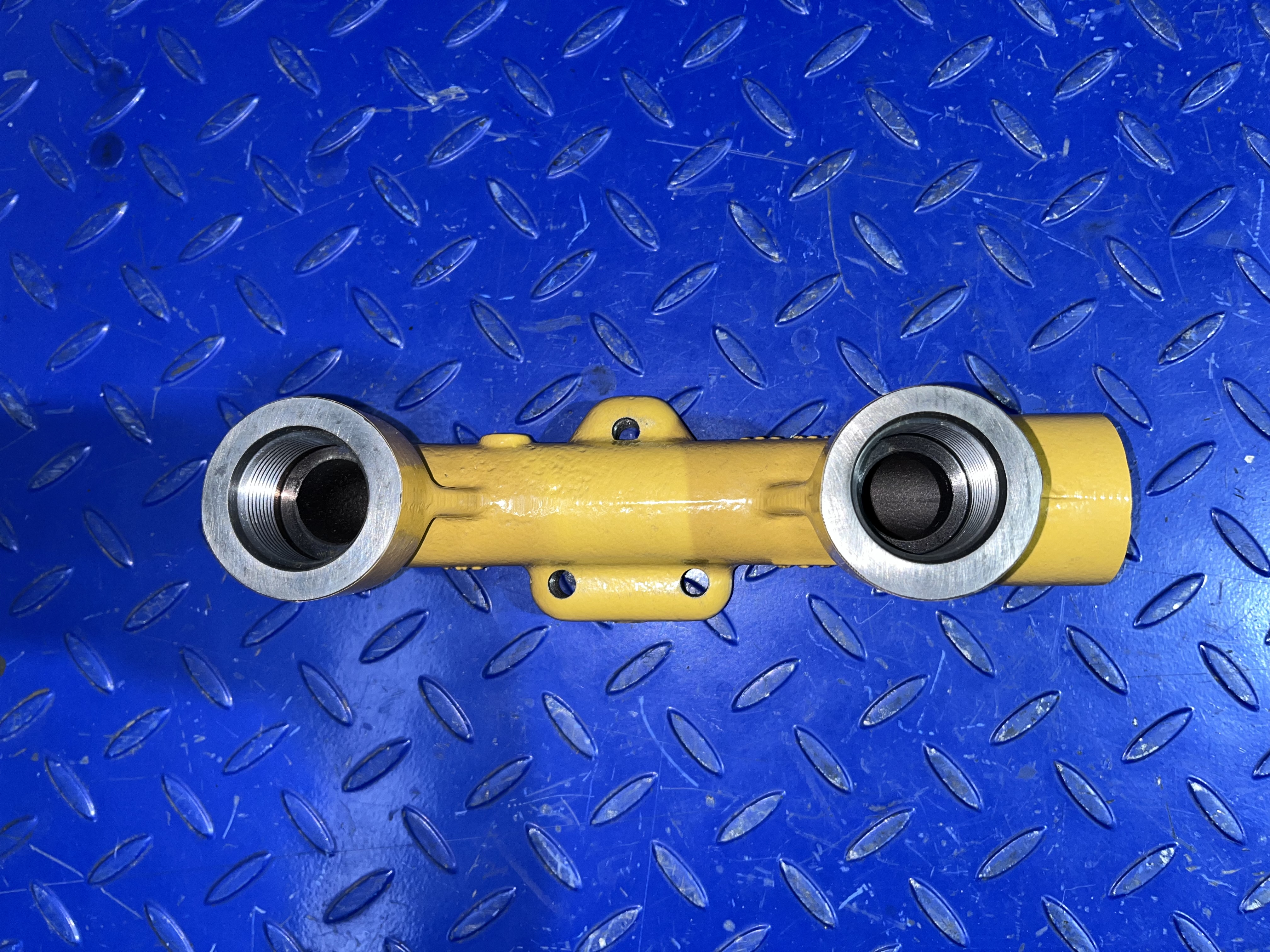 CATERPILLAR Manifold - Piezas de recambio para Maquinaria de construcción: foto 2 CATERPILLAR Manifold - Piezas de recambio para Maquinaria de construcción: foto 2