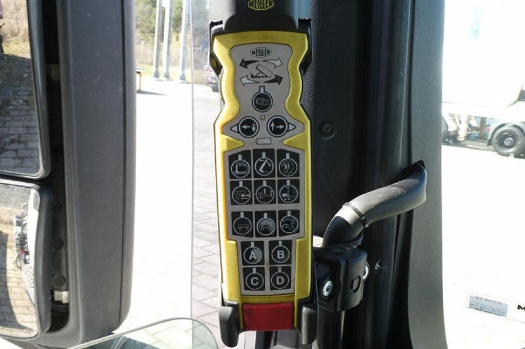 MAN TG-S 35.480 8x4 BL Abrollkipper mit Kran Penz-15L9.80+Meiller RK 30.60L Lenk-Lift Achse - Camión multibasculante, Camión grúa: foto 3 MAN TG-S 35.480 8x4 BL Abrollkipper mit Kran Penz-15L9.80+Meiller RK 30.60L Lenk-Lift Achse - Camión multibasculante, Camión grúa: foto 3