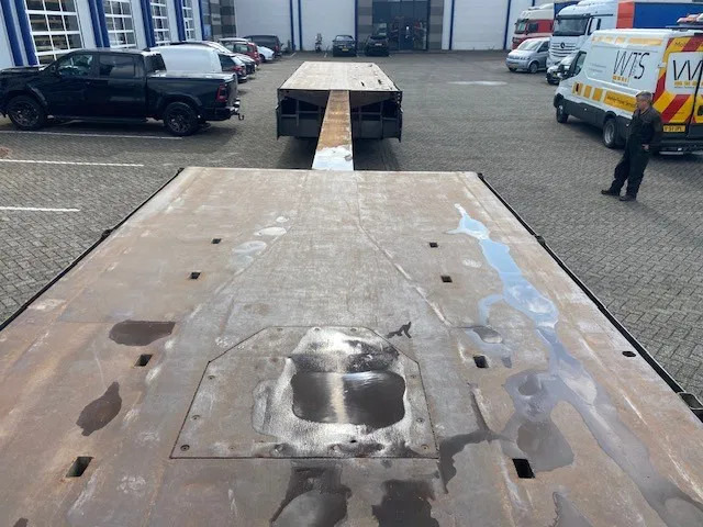 Floor robuuste vlakke oplegger ,uitschuifbaar, ,stuurassen, 20 mtr met stalen bodem/frame. kranenprofiel. - Semirremolque plataforma/ Caja abierta: foto 2 Floor robuuste vlakke oplegger ,uitschuifbaar, ,stuurassen, 20 mtr met stalen bodem/frame. kranenprofiel. - Semirremolque plataforma/ Caja abierta: foto 2