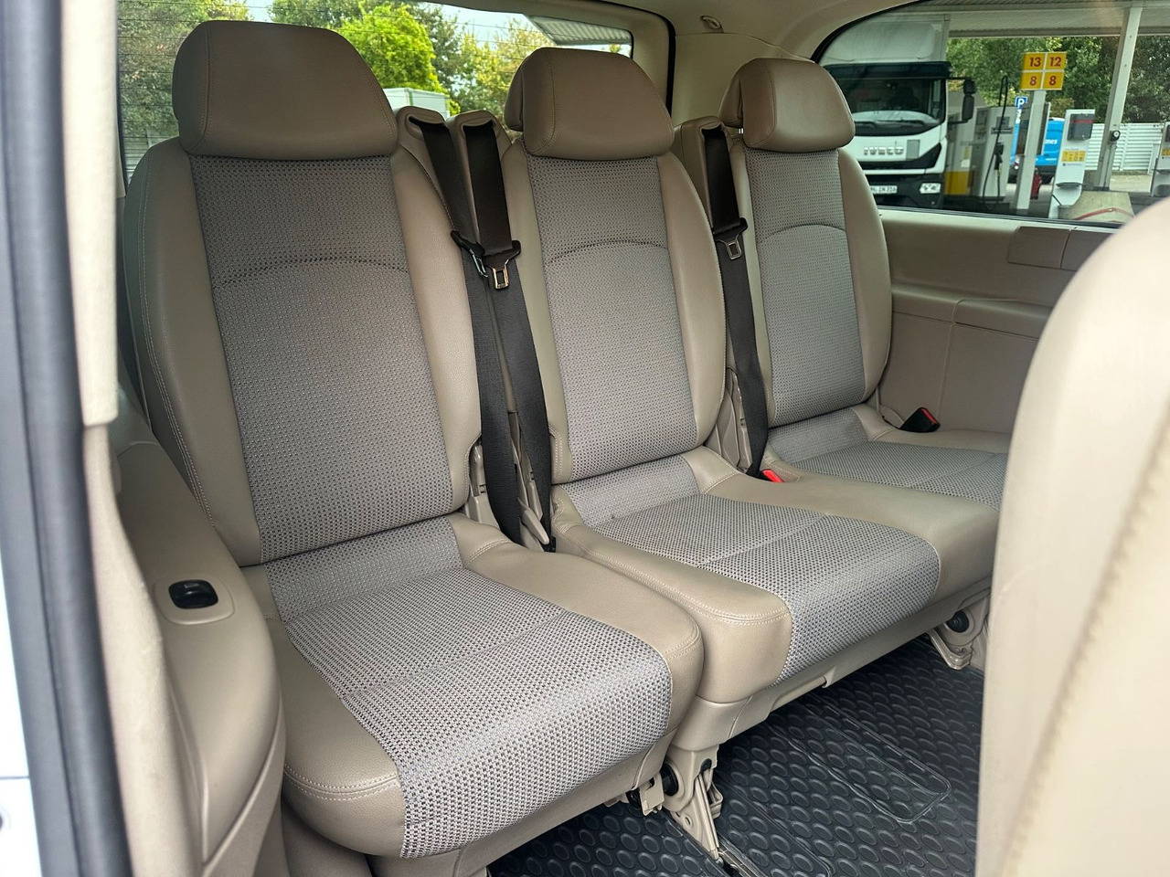 Mercedes-Benz Viano 2.2 CDI AMBIENTE extralang (Autom*133 tKm) - Furgoneta de pasajeros: foto 4 Mercedes-Benz Viano 2.2 CDI AMBIENTE extralang (Autom*133 tKm) - Furgoneta de pasajeros: foto 4